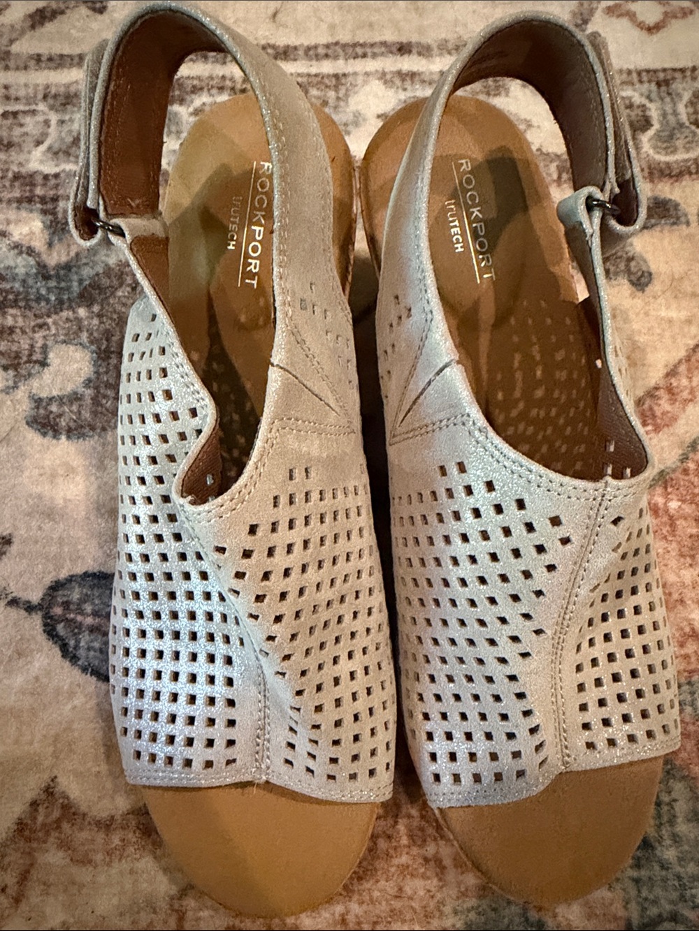 Rockport Women's Light silver shimmer Perforated Slingback, cork wedge sz8.5